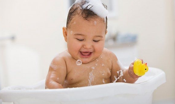 cách để bé không bị sốt khi mọc răng tắm nước ấm