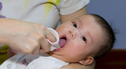 cách để bé không bị sốt khi mọc răng ve sinh nướu