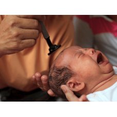 Ba mẹ chớ coi thường việc cắt tóc máu cho bé sơ sinh - suydinhduong.shop