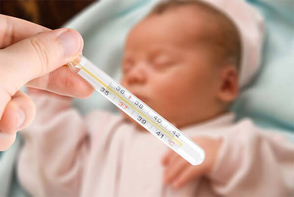 đo thân nhiệt cho trẻ sơ sinh