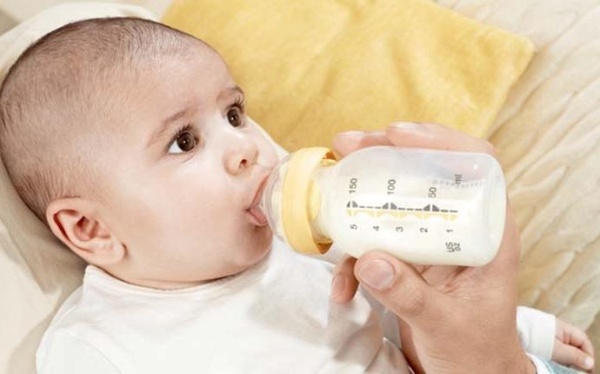 Khi trẻ biếng ăn, cần cho trẻ uống thêm sữa để bổ sung chất dinh dưỡng và tăng cường sức đề kháng cho trẻ