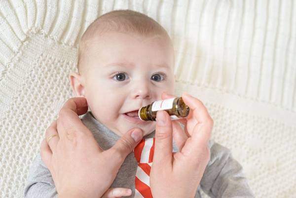 Uống vitamin D3 K2 bằng cách nhỏ trực tiếp vào miệng trẻ