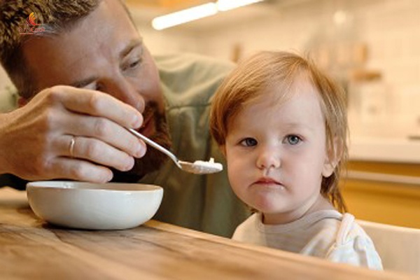 Có nhiều cách để giúp trẻ hết biếng ăn hay ngậm